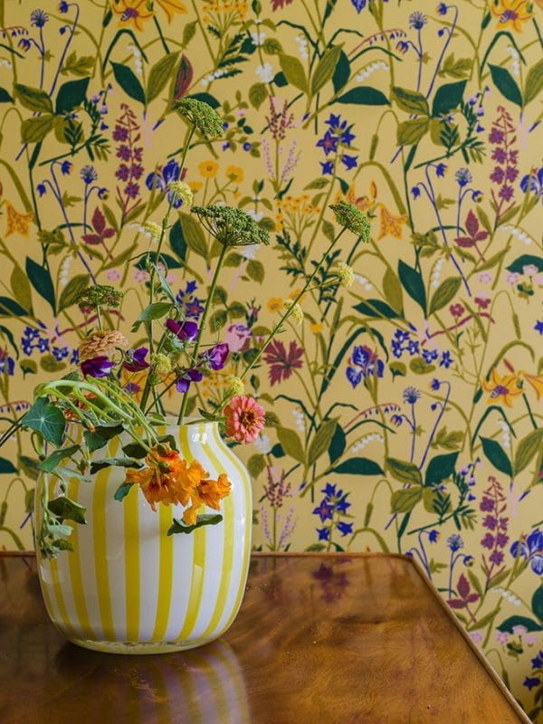 Papel pintado estampado floral multicolor sobre fondo amarillo Gocken Jobs Ros och Lilja 1963 - Imagen 5