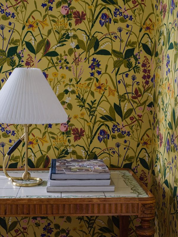 Papel pintado estampado floral multicolor sobre fondo amarillo Gocken Jobs Ros och Lilja 1963 - Imagen 8
