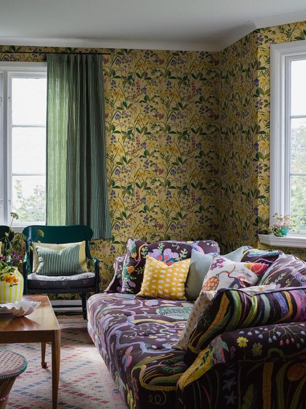 Papel pintado estampado floral multicolor sobre fondo amarillo Gocken Jobs Ros och Lilja 1963 - Imagen 6