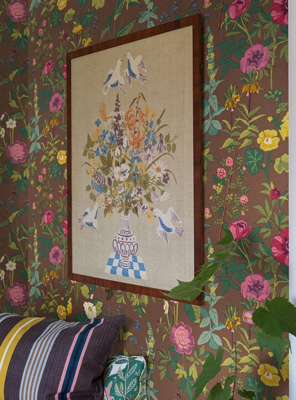 Mural de papel pintado estampado floral sobre fondo marrón Gocken Jobs Sommar 1954 - Imagen 4