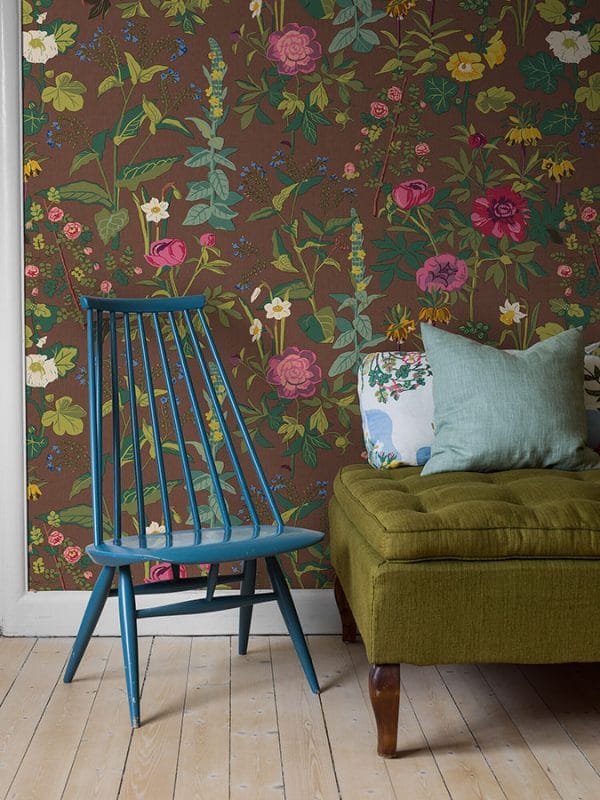 Mural de papel pintado estampado floral sobre fondo marrón Gocken Jobs Sommar 1954 - Imagen 5