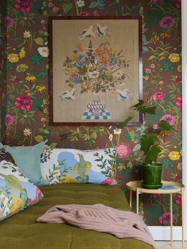 Mural de papel pintado estampado floral sobre fondo marrón Gocken Jobs Sommar 1954 - Imagen 7