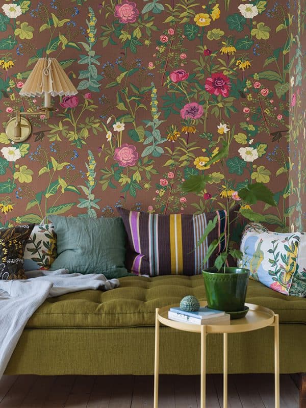 Mural de papel pintado estampado floral sobre fondo marrón Gocken Jobs Sommar 1954 - Imagen 3