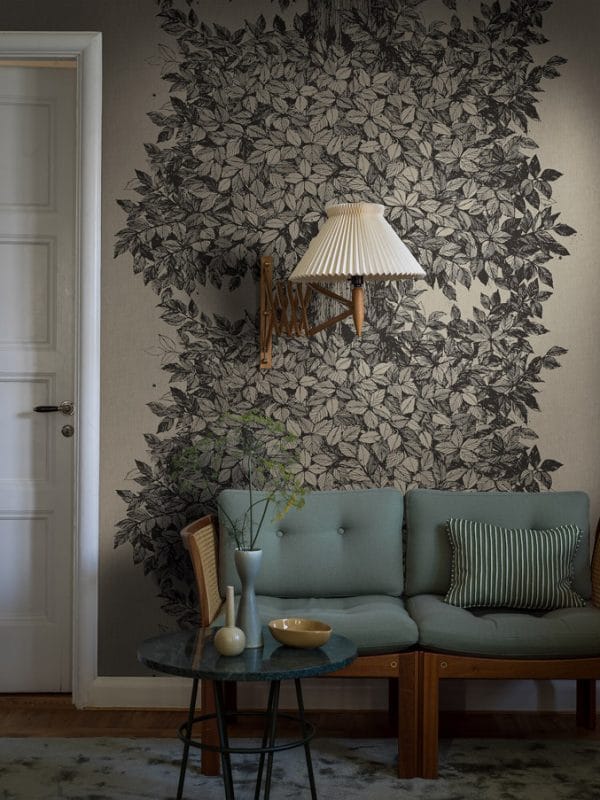 Mural de papel pintado árbol color negro sobre fondo marrón Viola Gråsten Hassel 1951 - Imagen 4