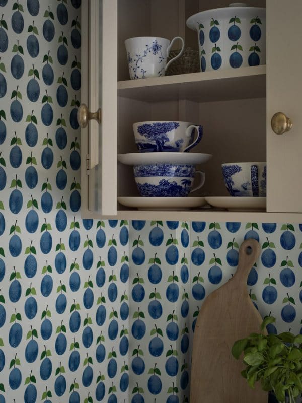 Papel pintado estilo frutas de color azul Stig Lindberg Prunus 1974 - Imagen 4
