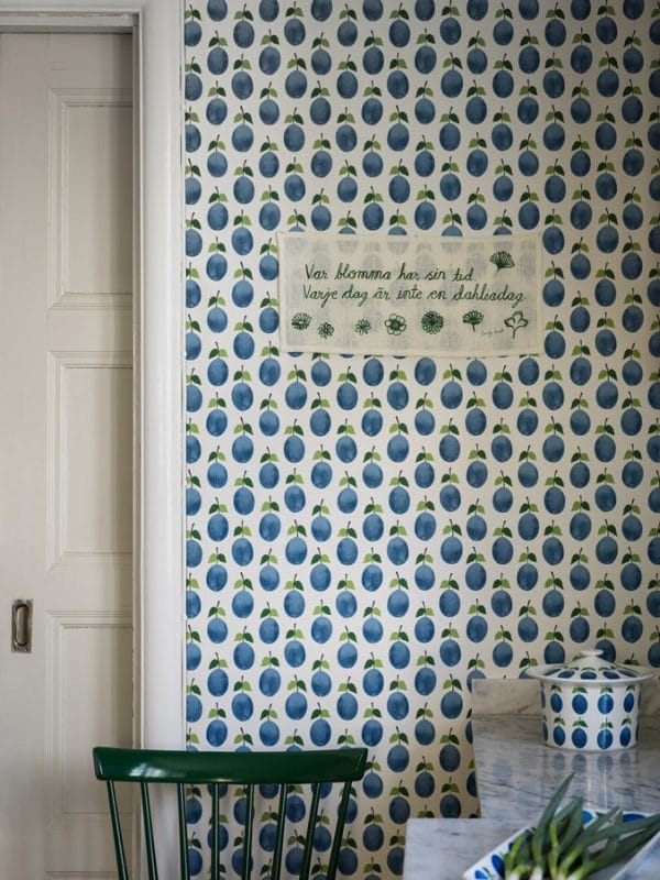 Papel pintado estilo frutas de color azul Stig Lindberg Prunus 1974 - Imagen 5