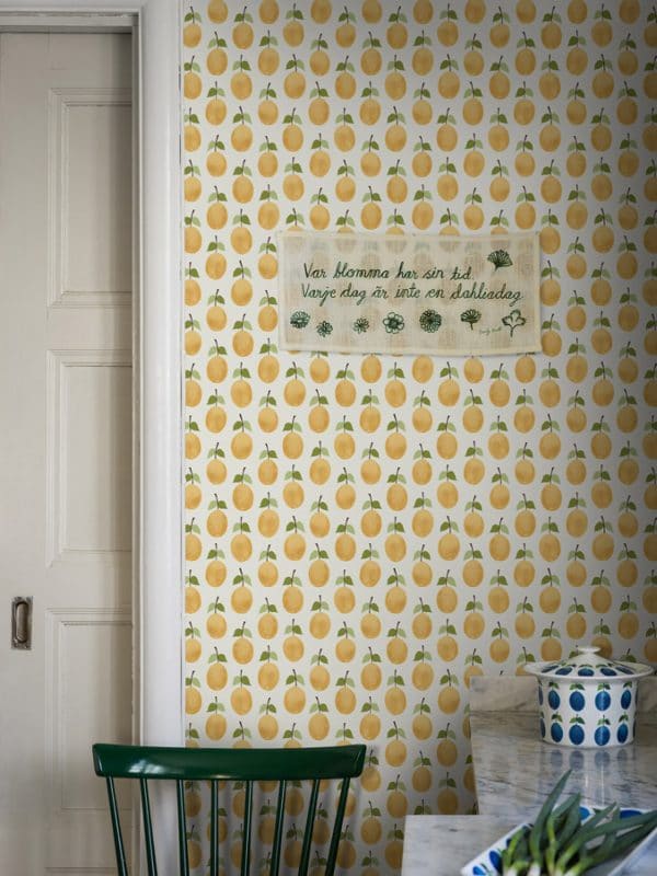 Papel pintado estilo frutas de color amarillo Stig Lindberg Prunus 1975 - Imagen 4