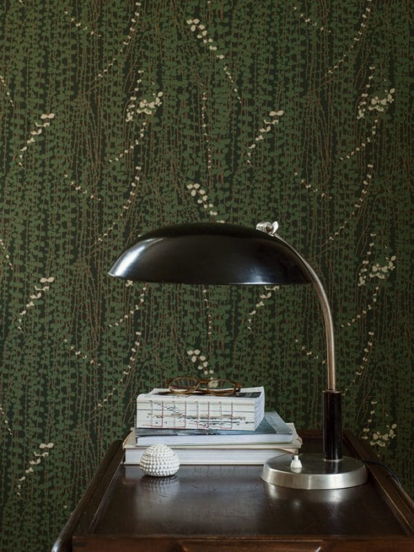 Papel pintado de ramilletes de hojas color verde sobre fondo verde oscuro Arne Jacobsen Ranke 1983 - Imagen 5