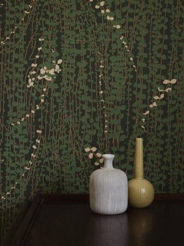 Papel pintado de ramilletes de hojas color verde sobre fondo verde oscuro Arne Jacobsen Ranke 1983 - Imagen 7
