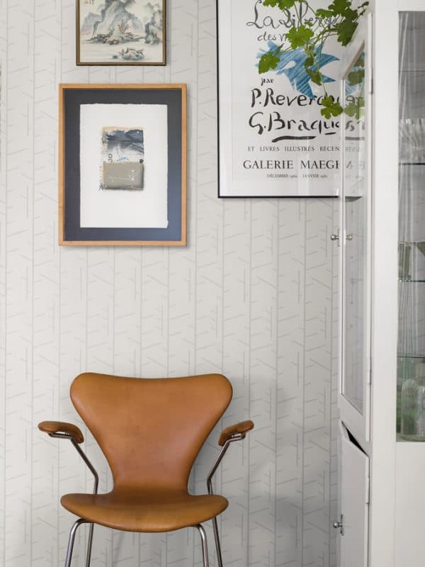 Papel pintado de ramas color gris sobre fondo blanco Arne Jacobsen Tassel 1986 - Imagen 6