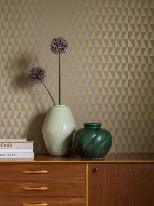 Papel pintado geométrico color beige y dorado brillante Arne Jacobsen Trapez 1992 - Imagen 4