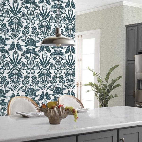 Papel pintado estilo damasco en color azul sobre fondo blanco Botanical Damask CY1580 - Imagen 3