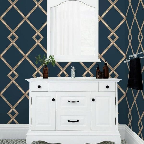 Papel pintado estilo geométrico-trellis rayas en beige sobre fondo azul oscuro Ribbon Stripe Trellis CY1506 - Imagen 4