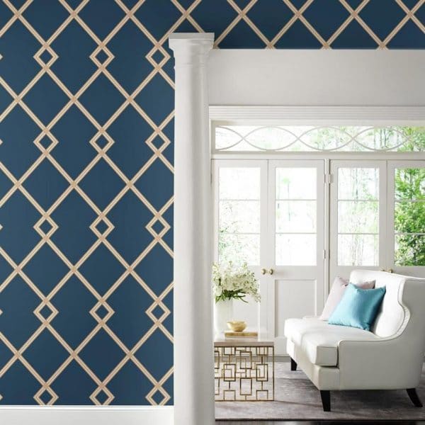 Papel pintado estilo geométrico-trellis rayas en beige sobre fondo azul oscuro Ribbon Stripe Trellis CY1506 - Imagen 3