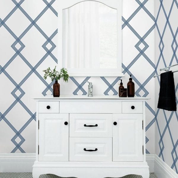 Papel pintado estilo geométrico-trellis rayas en azul sobre fondo blanco Ribbon Stripe Trellis CY1507 - Imagen 4