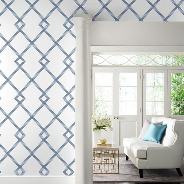Papel pintado estilo geométrico-trellis rayas en azul sobre fondo blanco Ribbon Stripe Trellis CY1507 - Imagen 3