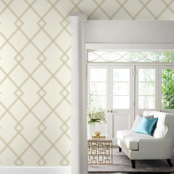 Papel pintado estilo geométrico-trellis rayas en marrón sobre fondo beige Ribbon Stripe Trellis CY1508 - Imagen 3