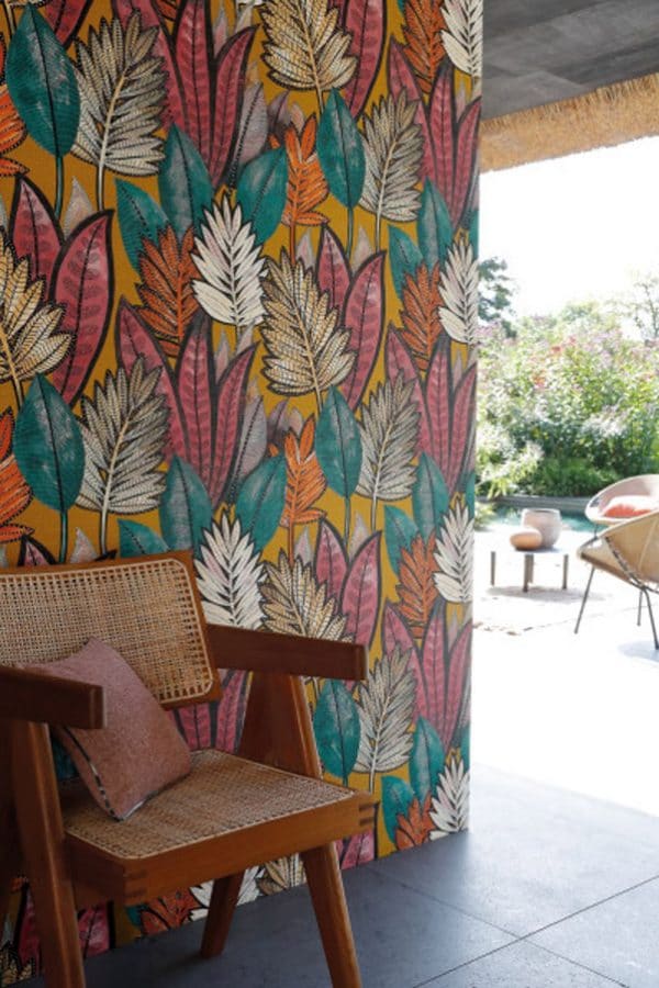 Papel pintado estilo tropical hojas en tonos verdes-fucsia-naranja sobre fondo marrón Sabal 74680366 - Imagen 3