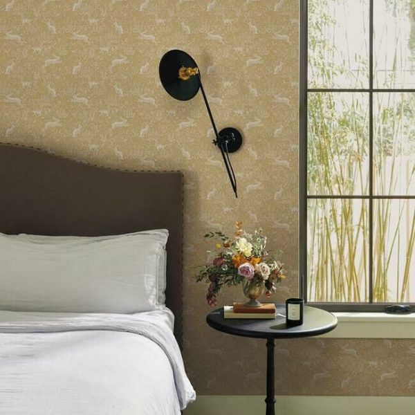 Papel pintado estilo animales en blanco sobre fondo dorado metálico Fable RI5103 - Imagen 3