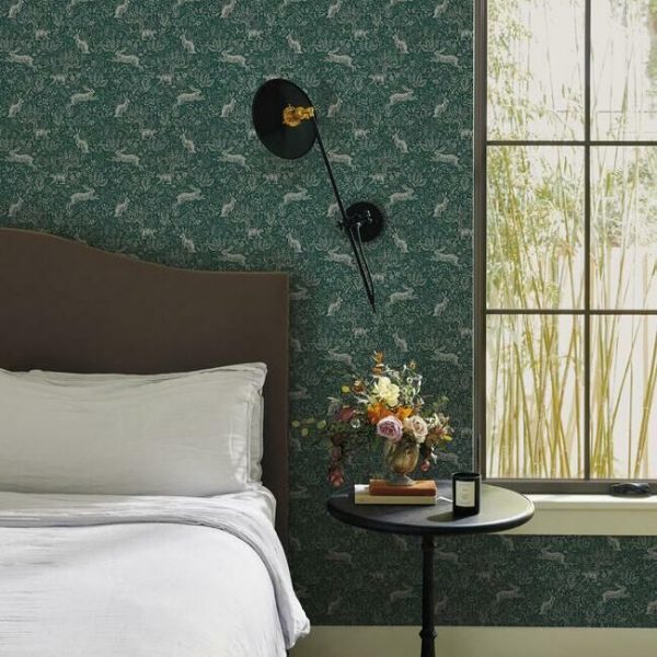 Papel pintado estilo animales en color dorado sobre fondo verde Fable RI5104 - Imagen 3