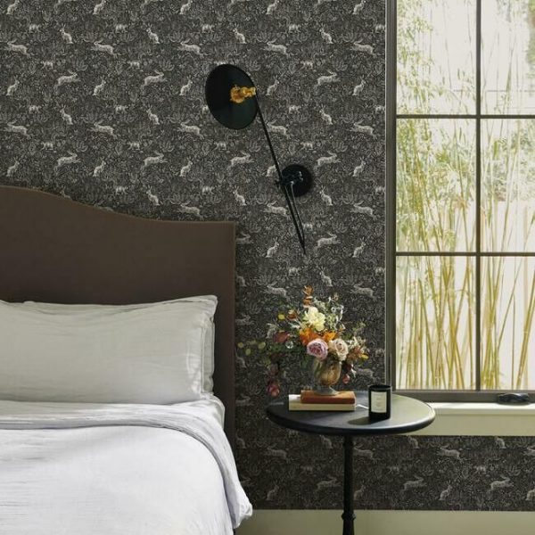 Papel pintado estilo animales en blanco sobre fondo negro Fable RI5105 - Imagen 3