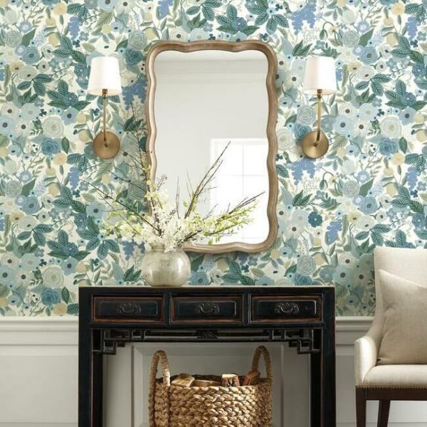 Papel pintado de estilo estampado floral en colores azulados y beige sobre fondo blanco Garden Party RI5120 - Imagen 3