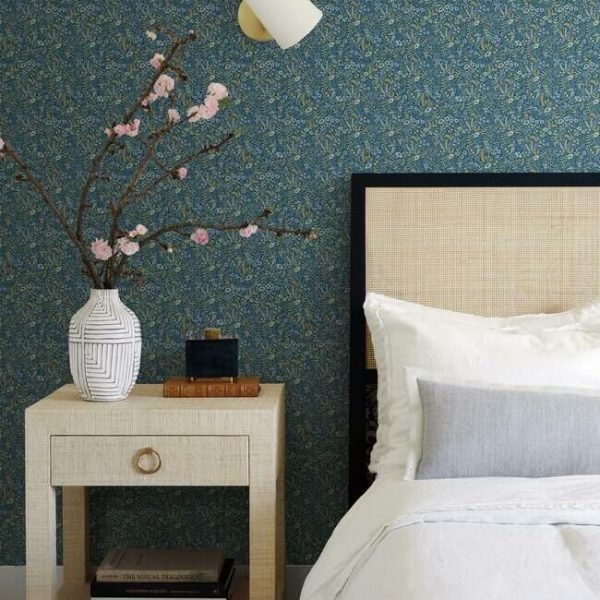 Papel pintado estilo estampado floral en tonos verdes y azules sobre fondo azul Tapestry RI5126 - Imagen 3