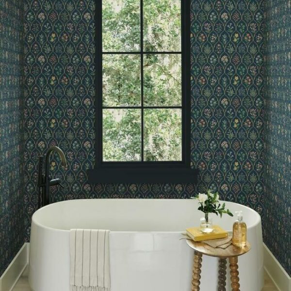 Papel pintado de estilo estampado floral multicolor sobre fondo azul Hawthorne RI5129 - Imagen 3