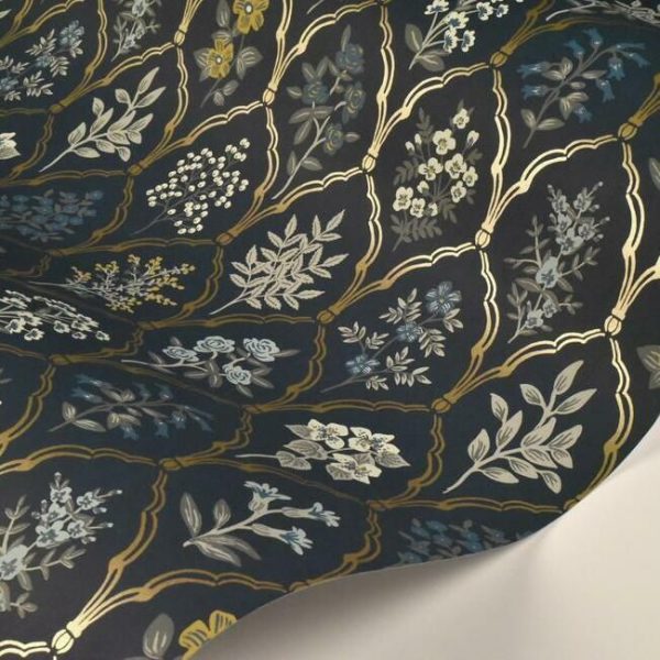Papel pintado de estilo estampado floral en tonos de azul sobre fondo azul oscuro Hawthorne RI5131 - Imagen 4
