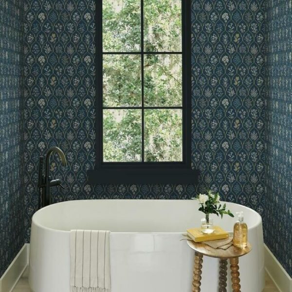 Papel pintado de estilo estampado floral en tonos de azul sobre fondo azul oscuro Hawthorne RI5131 - Imagen 3