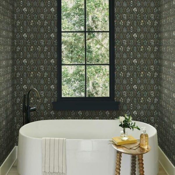 Papel pintado de estilo estampado floral en tonos verdes sobre fondo negro Hawthorne RI5133 - Imagen 3