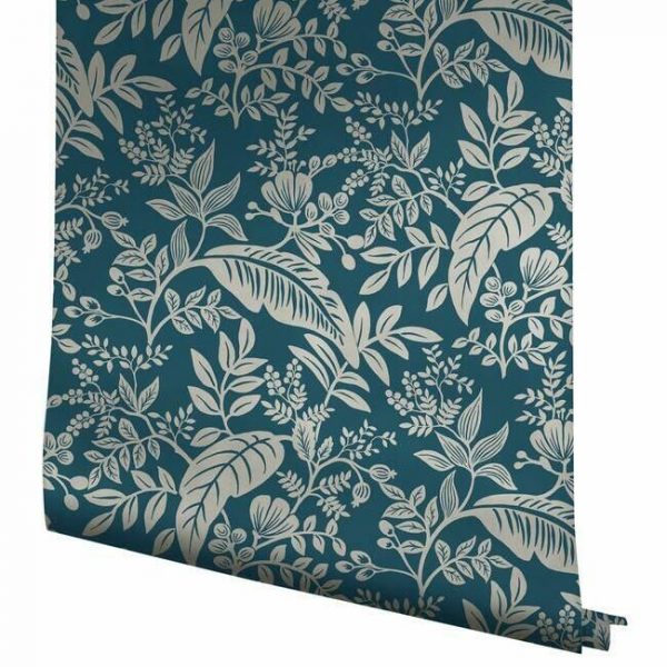Papel pintado estilo hojas en color plata metálico sobre fondo azul oscuro Canopy RI5137 - Imagen 5
