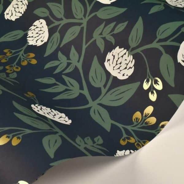 Papel pintado estilo flores en color blanco sobre fondo azul marino Peonies RI5149 - Imagen 4