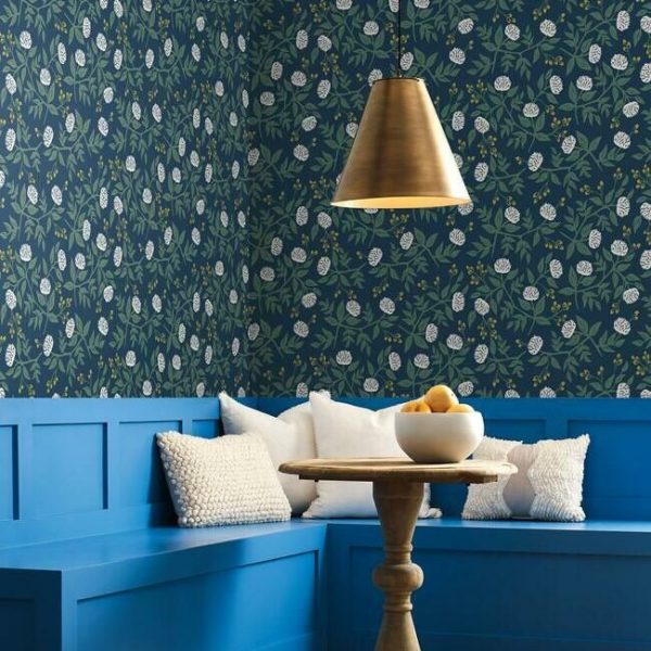 Papel pintado estilo flores en color blanco sobre fondo azul marino Peonies RI5149 - Imagen 3