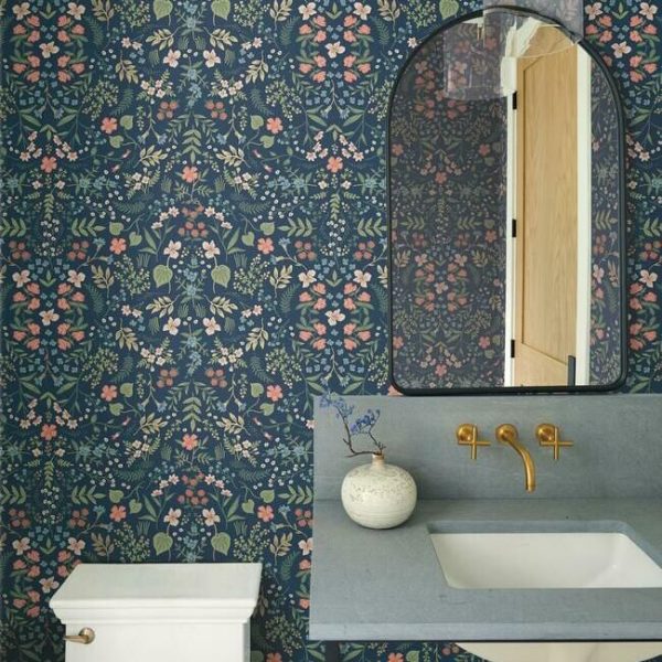 Papel pintado de estilo estampado floral multicolor sobre fondo azul Wildwood RI5154 - Imagen 3