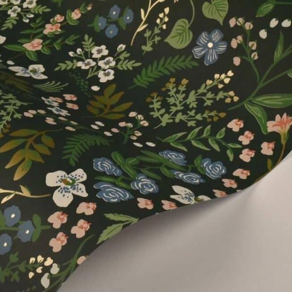 Papel pintado de estilo estampado floral multicolor sobre fondo verde Wildwood RI5156 - Imagen 4