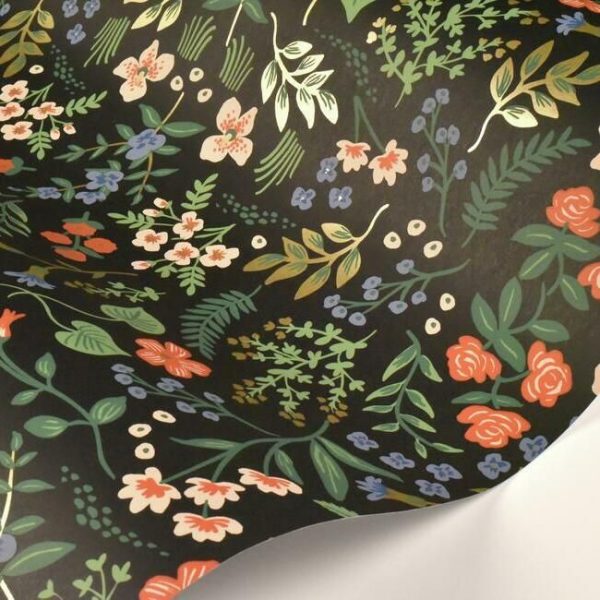 Papel pintado de estilo estampado floral multicolor sobre fondo negro Wildwood RI5158 - Imagen 4