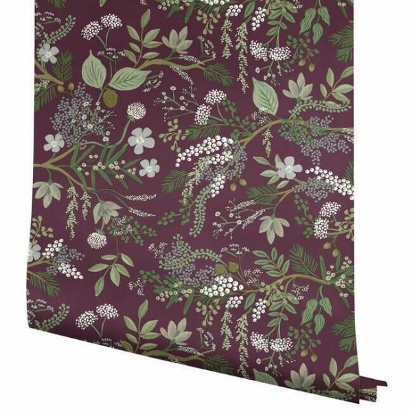 Papel pintado estilo estampado floral multicolor con hojas verdes sobre fondo granate Juniper Forest RI5164 - Imagen 5
