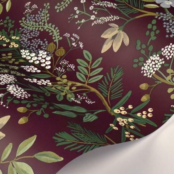Papel pintado estilo estampado floral multicolor con hojas verdes sobre fondo granate Juniper Forest RI5164 - Imagen 4