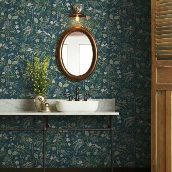 Papel pintado estilo estampado floral en tonos verdes sobre fondo verde Juniper Forest RI5165 - Imagen 3