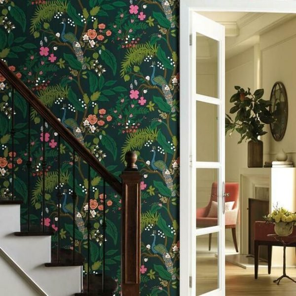Papel pintado estilo aves multicolor sobre fondo verde Peacock RI5168 - Imagen 3