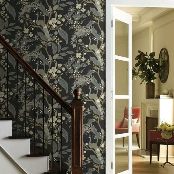 Papel pintado estilo aves en tonos grises sobre fondo negro Peacock RI5170 - Imagen 3