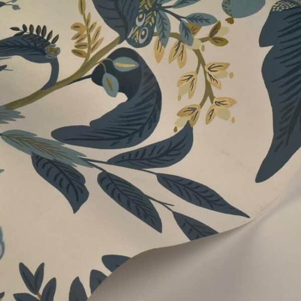 Papel pintado estilo aves en tonos de azul sobre fondo blanco Peacock RI5173 - Imagen 4
