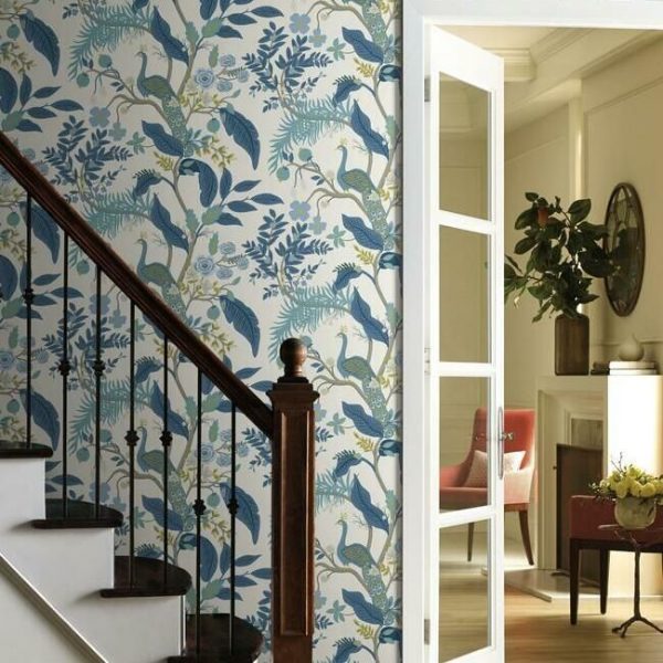 Papel pintado estilo aves en tonos de azul sobre fondo blanco Peacock RI5173 - Imagen 3