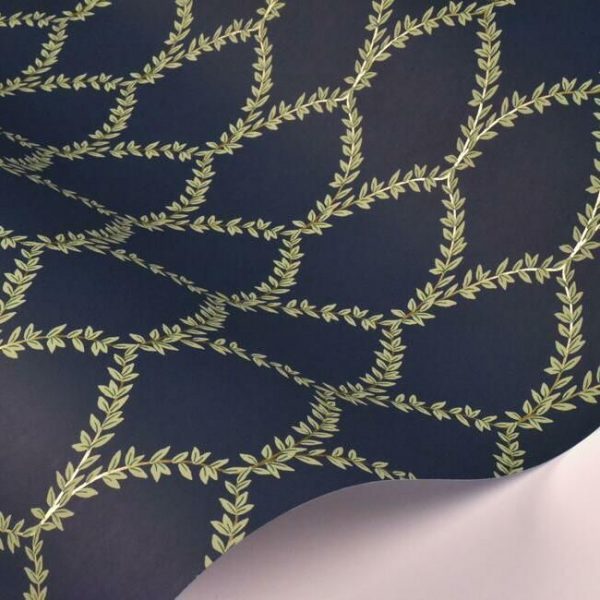 Papel pintado estilo trellis hojas verdes sobre fondo azul Laurel RI5179 - Imagen 4