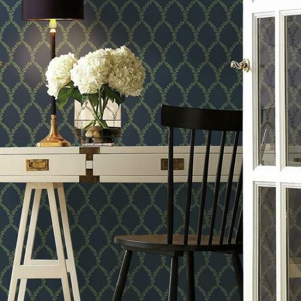 Papel pintado estilo trellis hojas verdes sobre fondo azul Laurel RI5179 - Imagen 3
