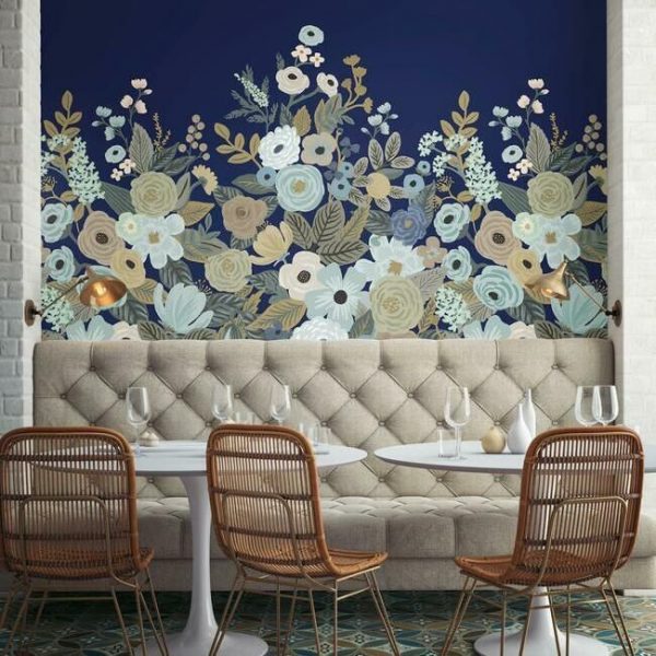 Mural de papel pintado estilo estampado floral azul y marrón sobre fondo azul Garden Party RI5191M - Imagen 4