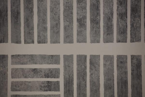 Papel pintado estilo rayas en color gris Maurice WP70126