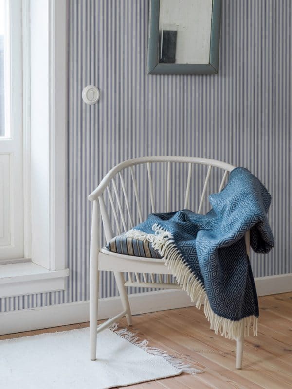 Papel pintado de estilo rayas en color azul sobre fondo blanco Aspö Stripe 8870 - Imagen 4