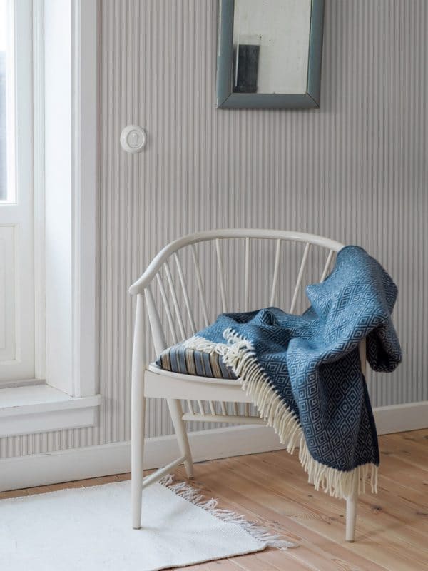 Papel pintado de estilo rayas en color gris sobre fondo blanco Aspö Stripe 8872 - Imagen 3